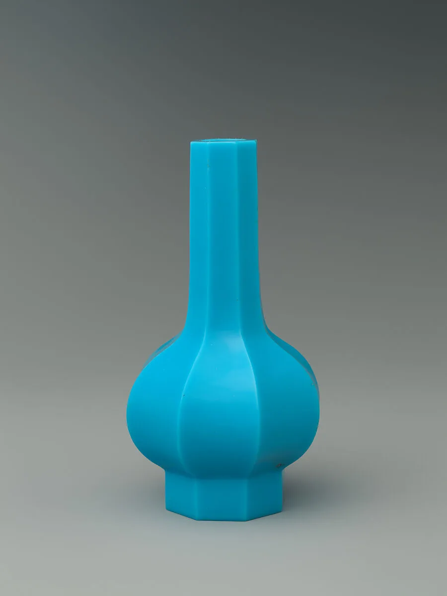 清乾隆 湖藍料玻璃八稜瓶|Octagonal-fluted vase — Unknown