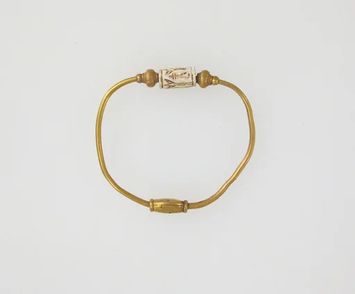 Bracelet with cylinder seal
