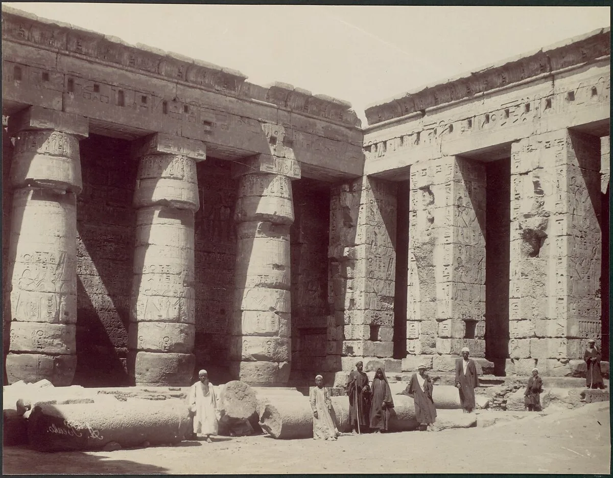 Medinet Habou, 2me cour cote sudouest — Antonio Beato