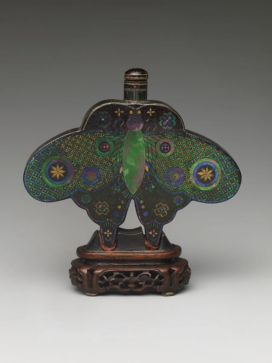 清晚期 黑漆嵌螺鈿蝶形鼻煙壺|Snuff bottle in the shape of a butterfly — Unknown