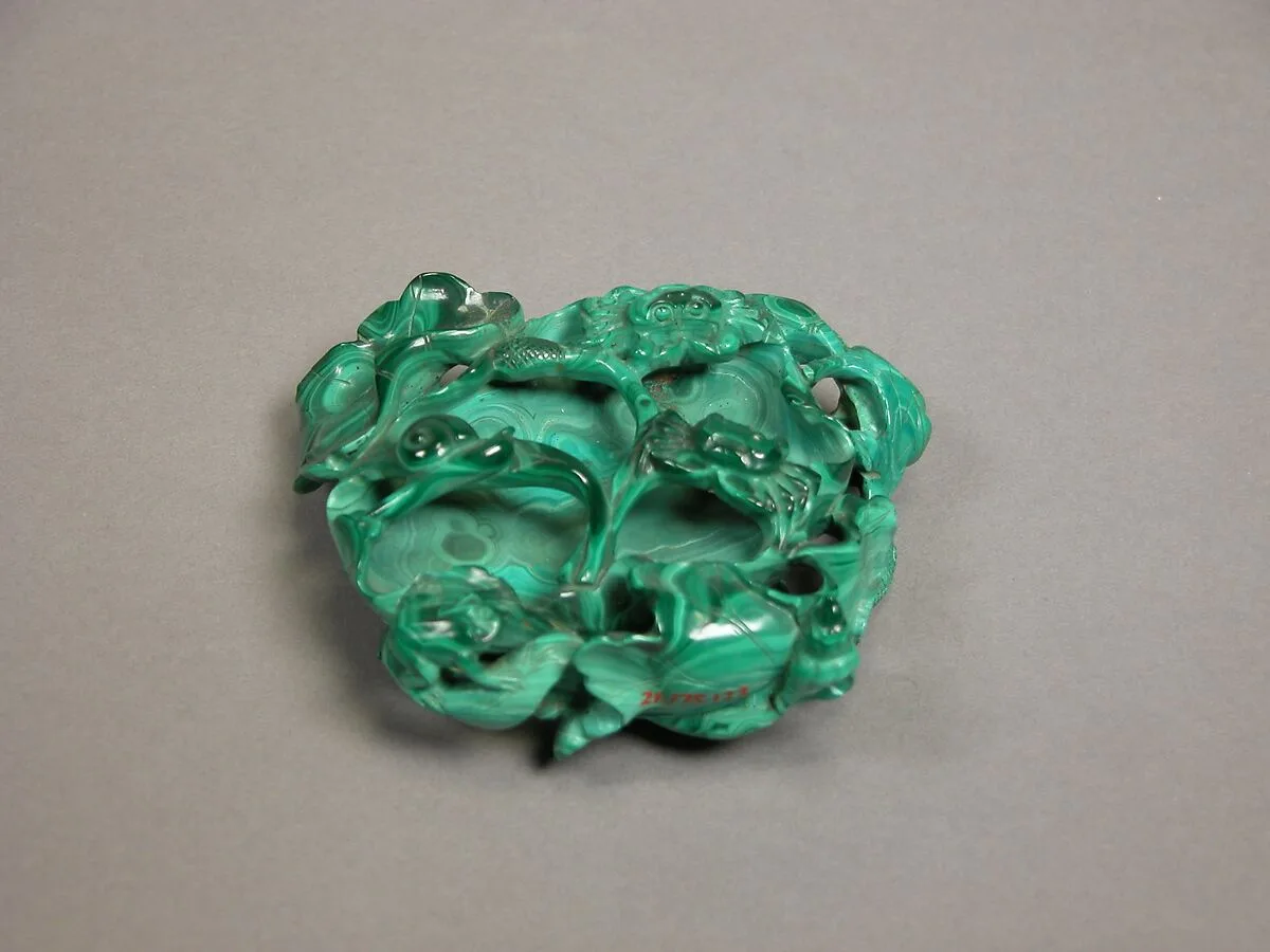 清 孔雀石荷葉蛙蟹碟|Dish with frog and crab — Unknown