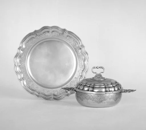 Écuelle with cover and stand