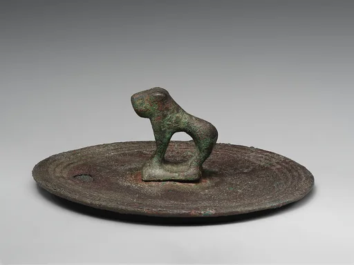 Mirror or lid with handle in the form of a lion