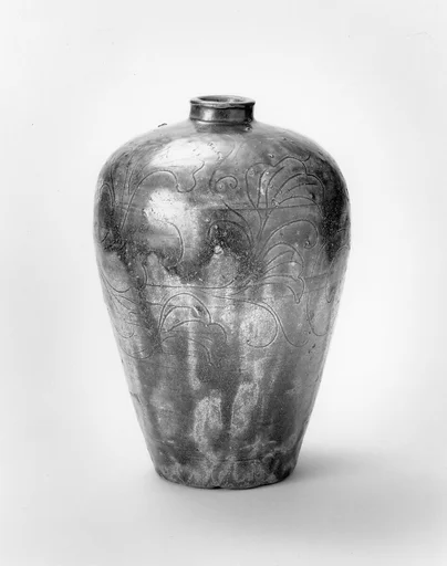 鉄釉画花文瓶子|Jar in Meiping Shape with Incised Floral Design