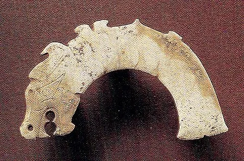商至西周 魚尾獸形玉佩|Pendant in the shape of an animal with fish tail — Unknown