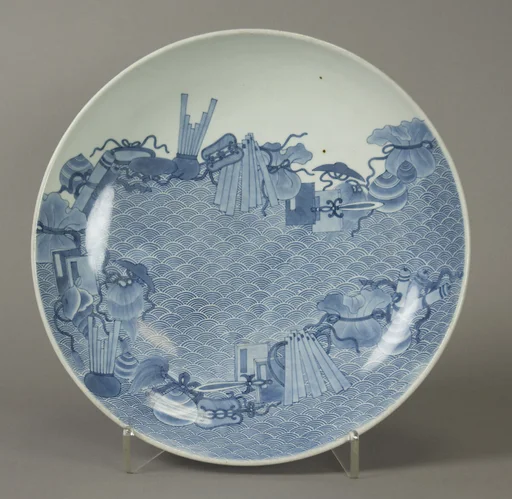 染付吉祥文皿j|Dish with Assorted Treasures Floating on Waves