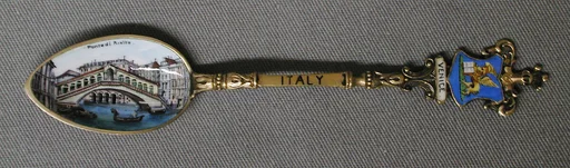 Souvenir spoon with view of the Rialto Bridge