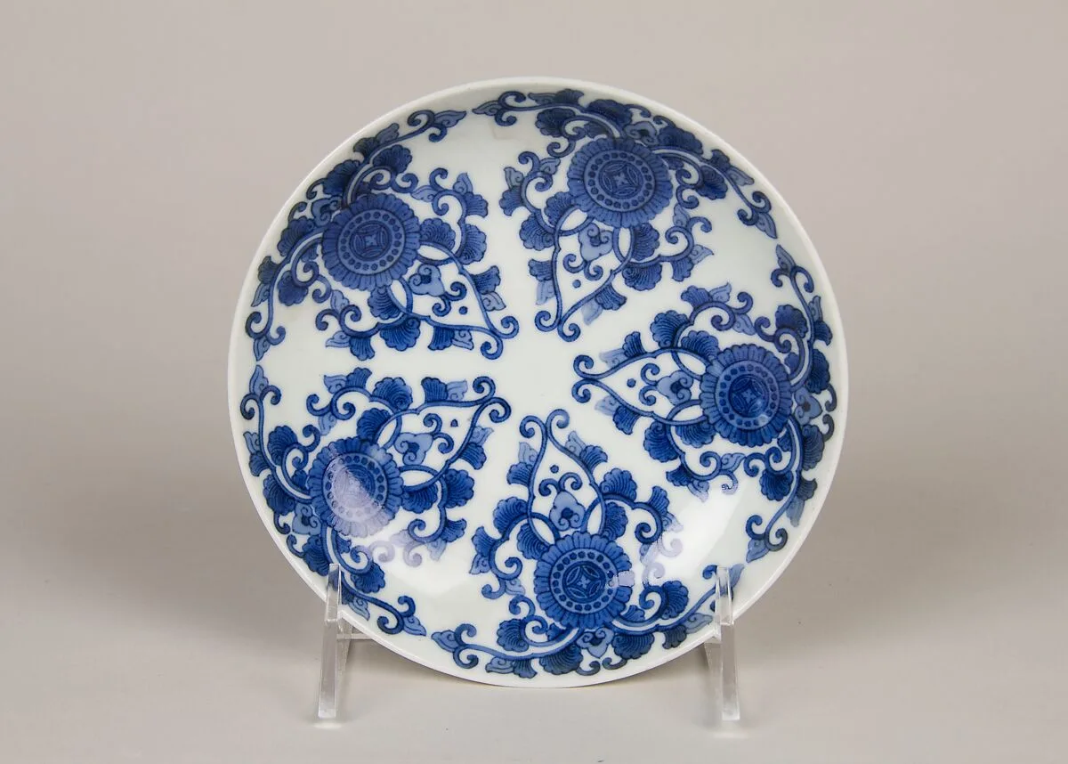 染付唐花菊文皿|Dish with Stylized Chrysanthemum Scrolls — Unknown