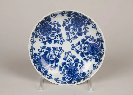 染付唐花菊文皿|Dish with Stylized Chrysanthemum Scrolls