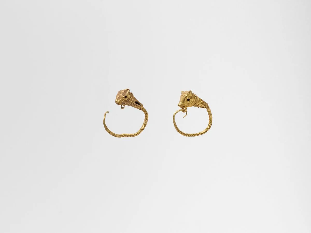 Gold earring with head of a bull — Unknown