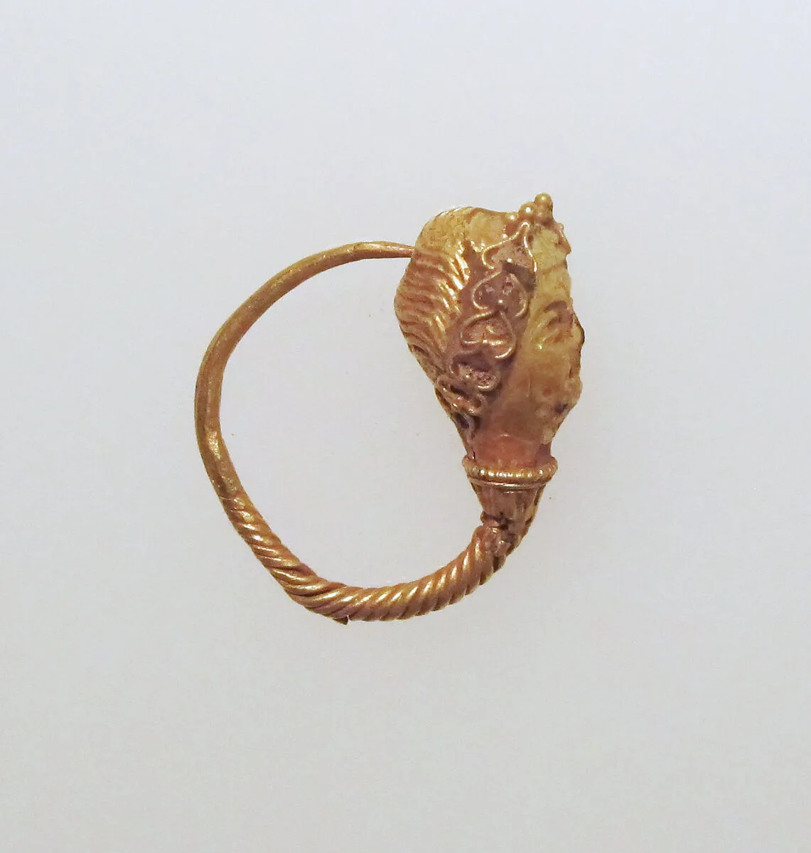 Gold earring with woman's head — Unknown