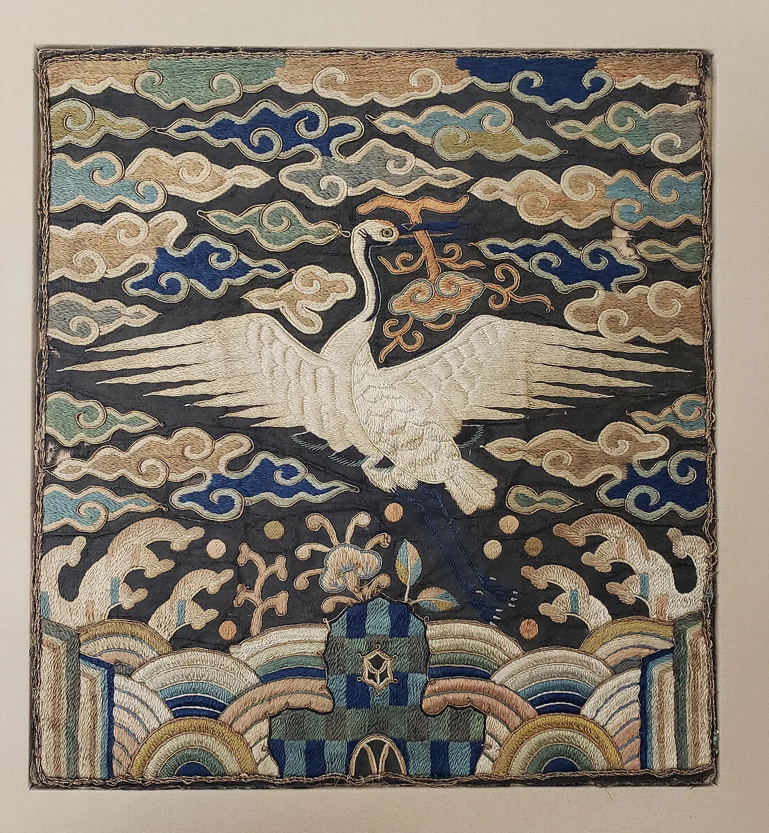 자수 단학 무늬 흉배 조선|刺繡單鶴文胸背 朝鮮|Rank badge with a crane (one of a pair) — Unknown