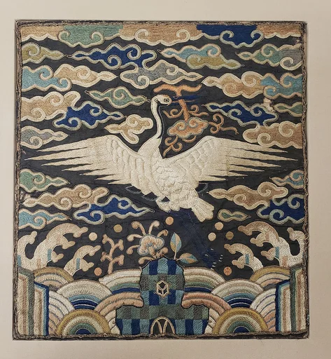자수 단학 무늬 흉배 조선|刺繡單鶴文胸背 朝鮮|Rank badge with a crane (one of a pair)