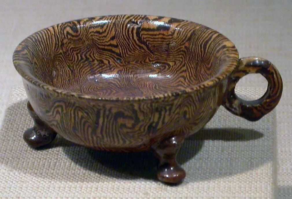 唐 絞胎釉陶三足杯|Tripod cup with ring handle (bei) — Unknown