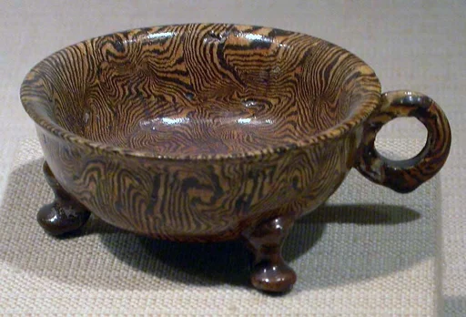 唐 絞胎釉陶三足杯|Tripod cup with ring handle (bei)