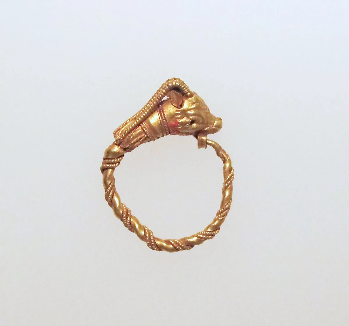 Gold earring with head of an antelope — Unknown