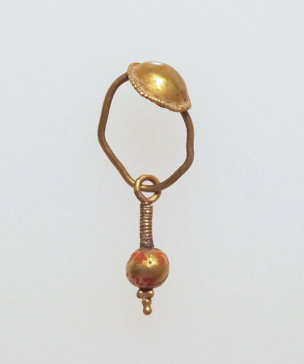 Gold earring with disc and pendant — Unknown