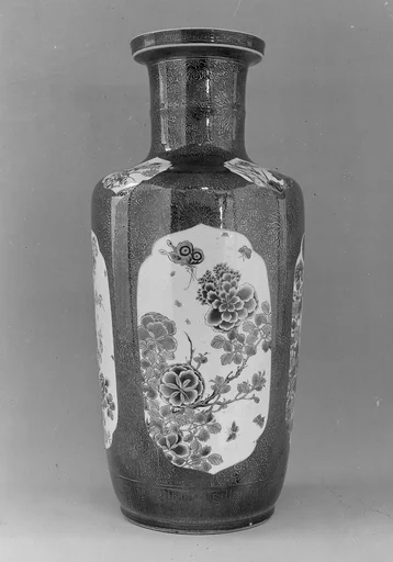 清康熙  景德鎮窯灑藍地描金五彩花鳥紋瓶|Vase decorated with flowers and butterflies