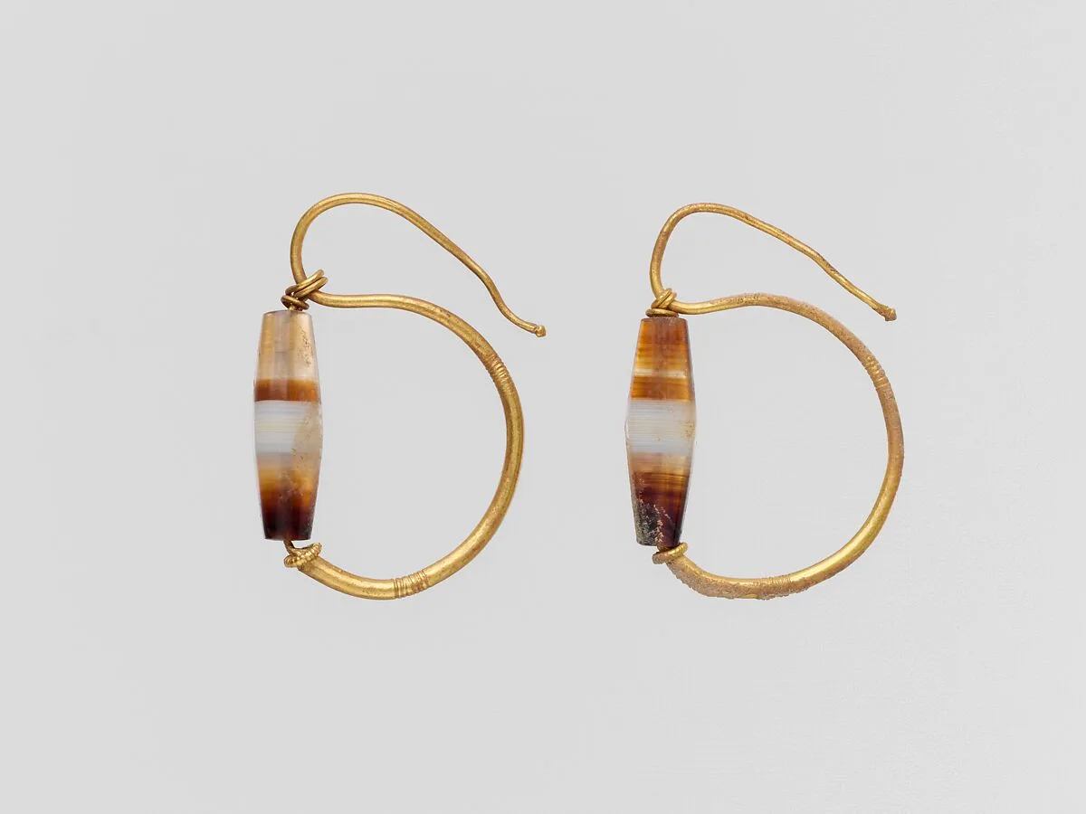 Gold earring with agate bead — Unknown