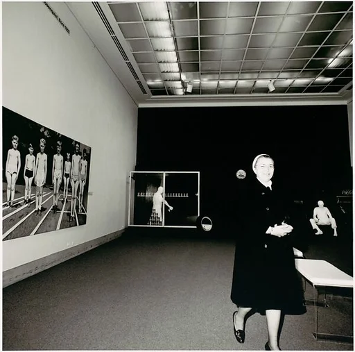[Woman in a Gallery, Metropolitan Museum of Art]