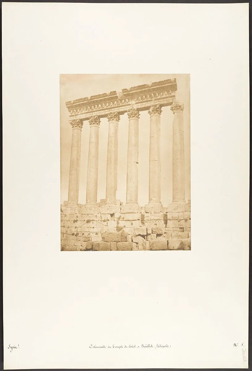 Colonnade du Temple du Soleil, à Baâlbek (Héliopolis) — Maxime Du Camp