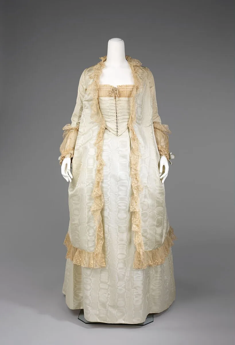 Tea gown — Unknown