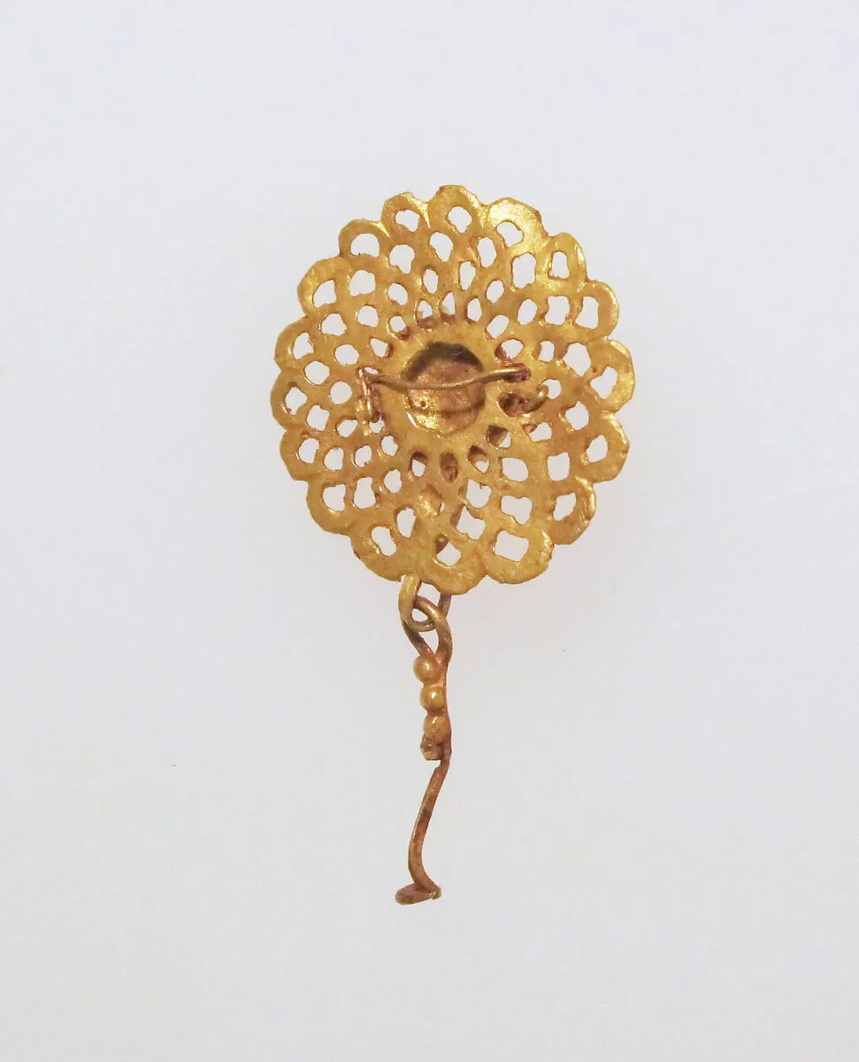 Gold earring with rosette disk — Unknown