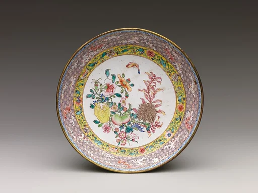 清乾隆 銅胎畫琺瑯花果舞蝶紋盤|Dish with flowers, fruits, and butterfly