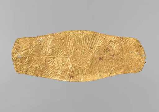 Gold mouth plate with rosettes