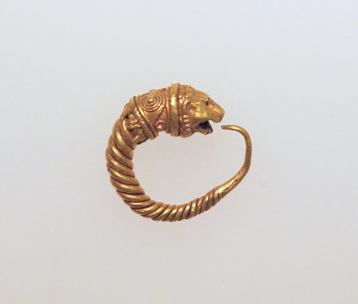 Gold earring with head of a lion — Unknown