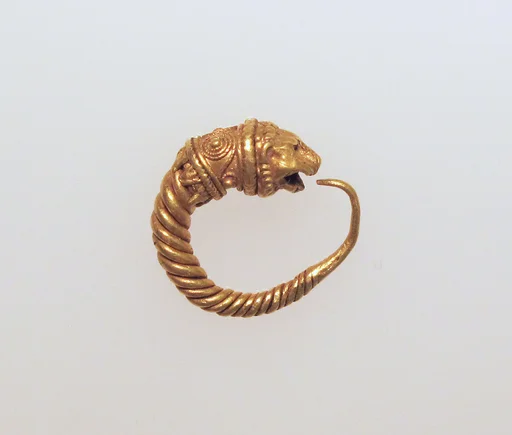 Gold earring with head of a lion