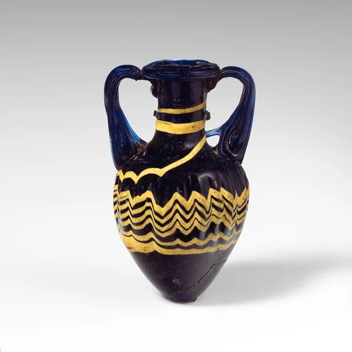 Glass amphoriskos (perfume bottle)