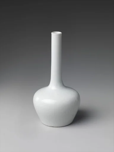 清雍正 景德鎮窯白釉暗花雲龍紋細頸瓶|Vase with decoration of dragons among clouds (one of a pair)