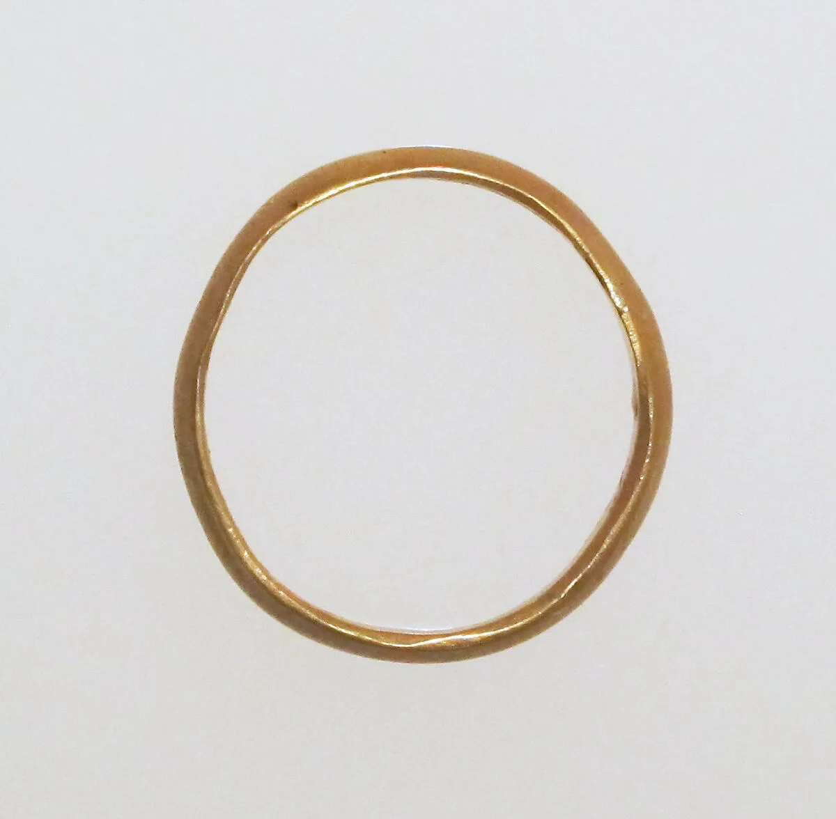Ring with solid hoop — Unknown