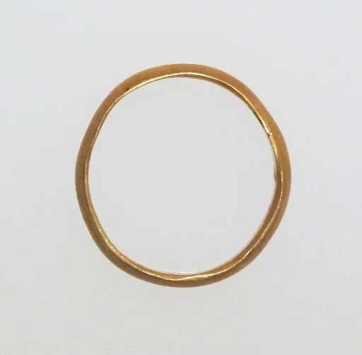 Ring with solid hoop