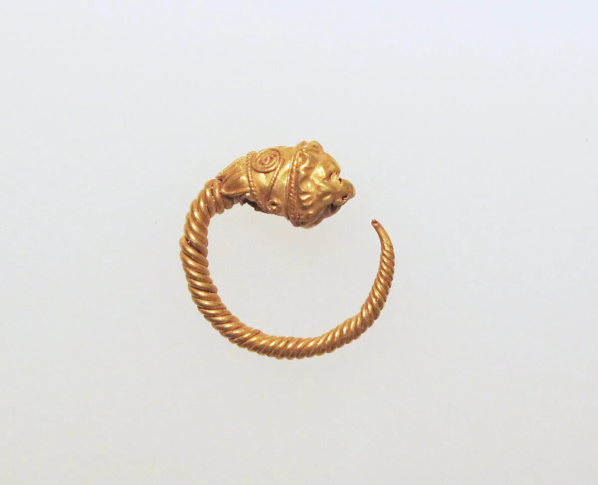 Gold earring with head of a lion — Unknown
