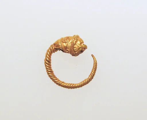 Gold earring with head of a lion