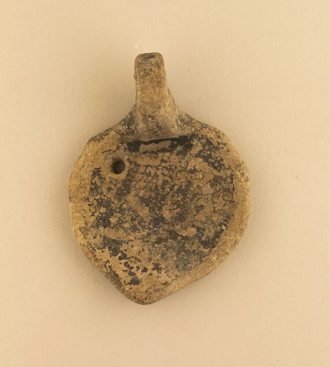 Terracotta pendant in the form of a lamp — Unknown
