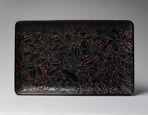 明中期 剔黑花鳥紋漆盤|Rectangular tray with peonies and birds