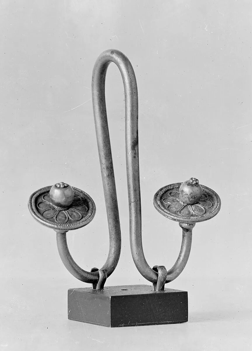 Electrum earring in the form of a double hook — Unknown