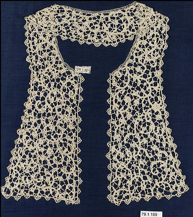 Collar with square tabs — Unknown