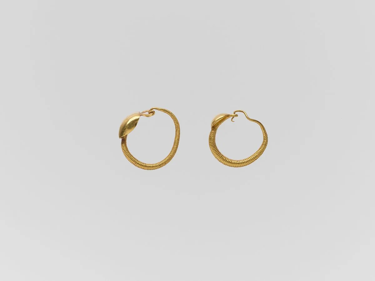 Gold earring with convex disc — Unknown