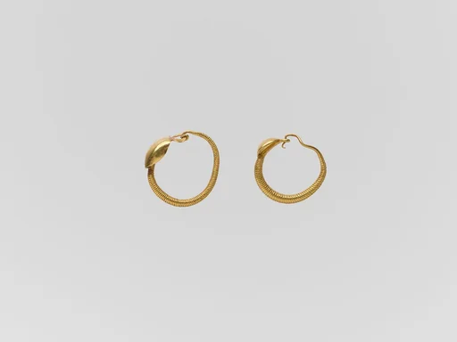 Gold earring with convex disc