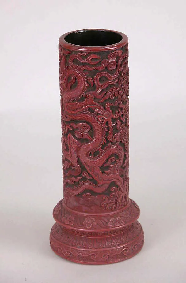 明嘉靖 剔紅雲龍紋漆筒|Brush holder with dragons and clouds — Unknown