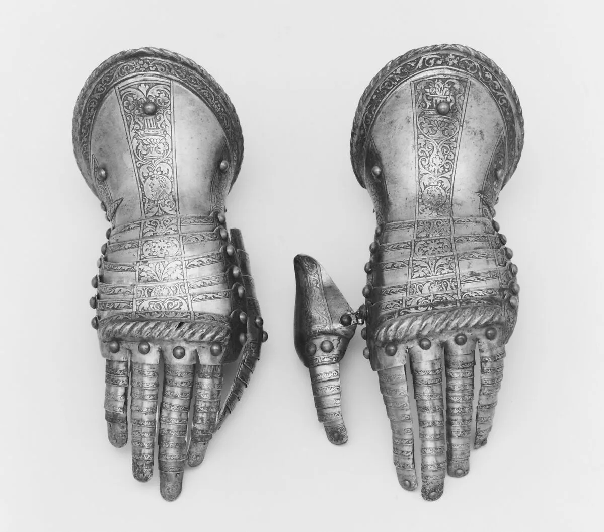 Left Gauntlet of an Armor Garniture Made for Henri I de Montmorency (1534–1614), Comte de Damville and Constable of France — Unknown