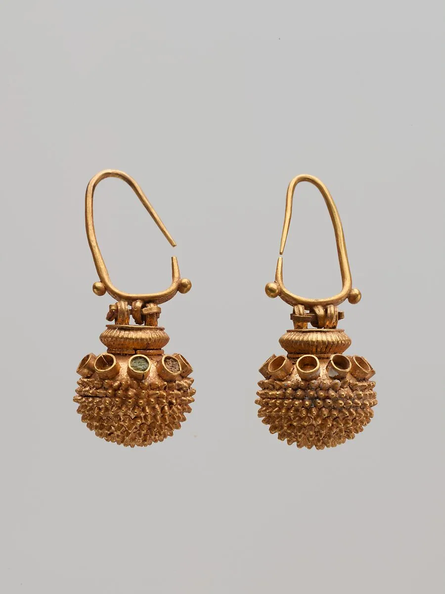 Pair of spherical gold earrings — Unknown