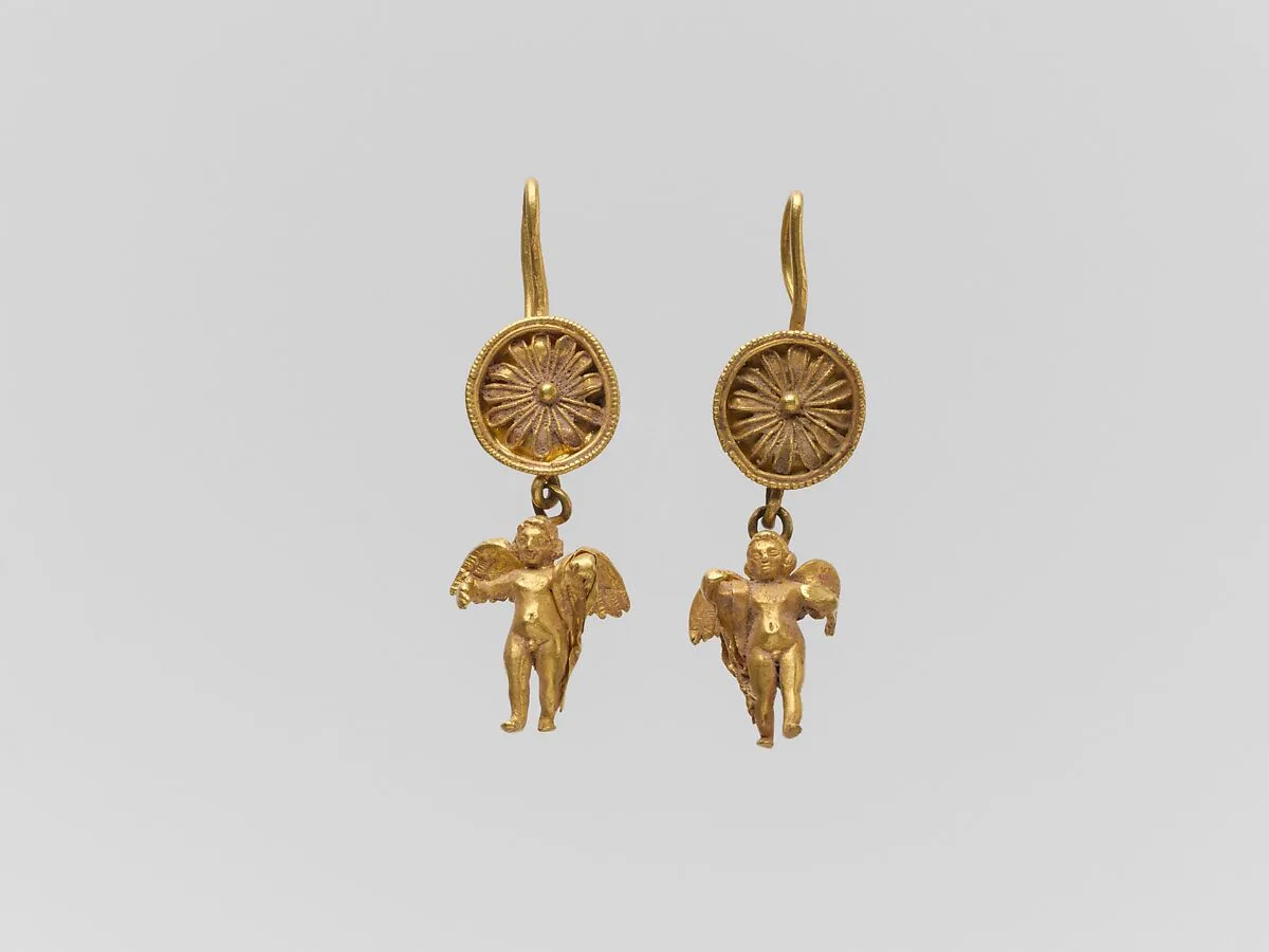 Pair of gold disk earrings with pendant Erotes — Unknown