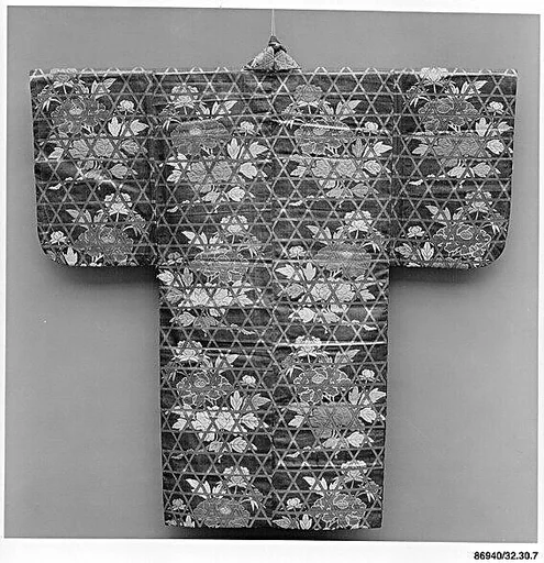 焦茶地網代牡丹模様唐織|Noh Costume