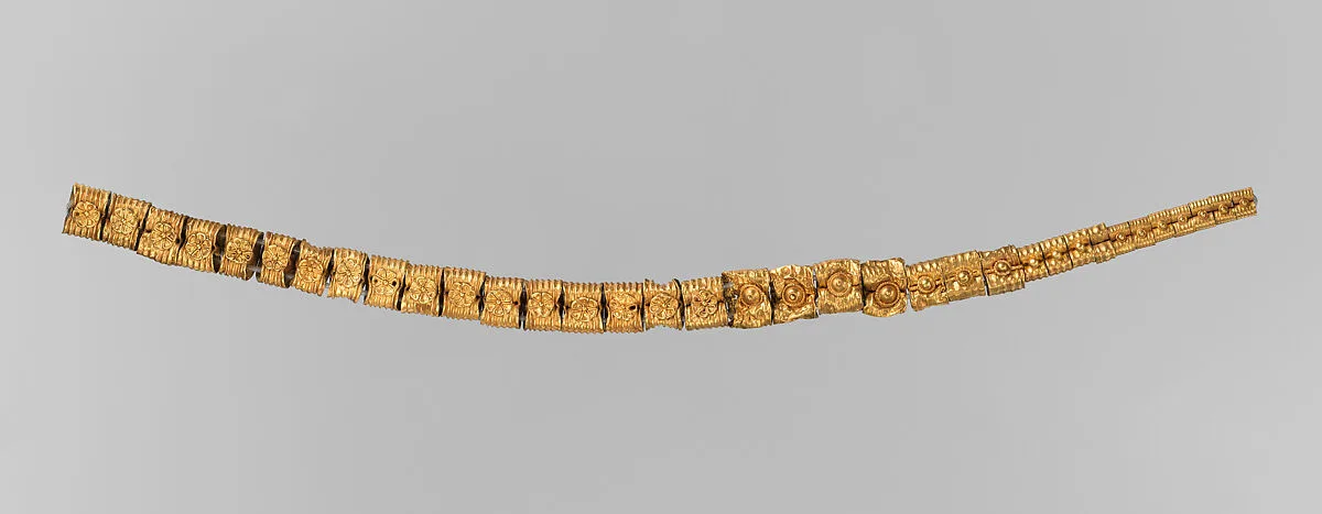 Gold necklace — Unknown