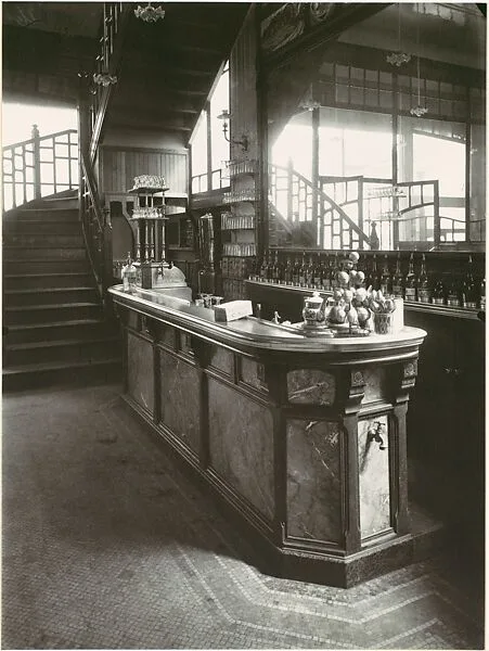 Bar de Cabaret — Eugène Atget